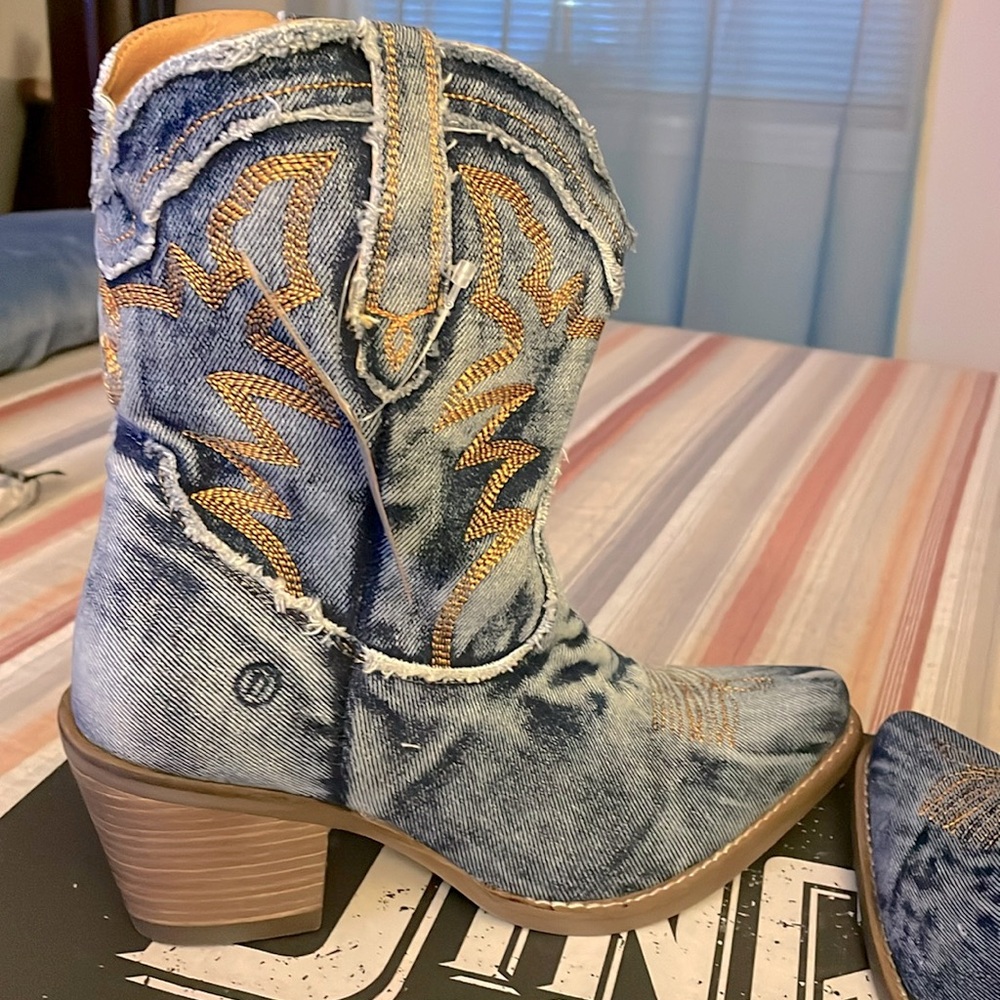 Brand new Women’s Dingo Cowboy boot size 10